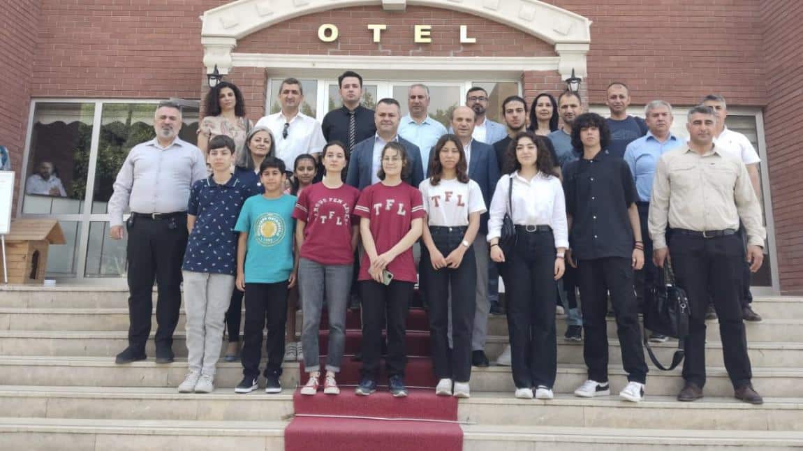 Tarsus Kaymakamı Kadir Sertel OTCU, TÜBİTAK yarışmalarına Tarsus’tan katılarak dereceye giren öğrenci ve öğretmenlerle kahvaltıda bir araya geldi. 