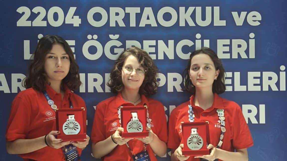 Tübitak 2204 Lise Öğrencileri Araştırma yarışmasında Bölge birincisi olarak Türkiye finallerine katılan okulumuz Geohunter isimli proje ile teşvik ödülü almaya hak kazanmıştır.