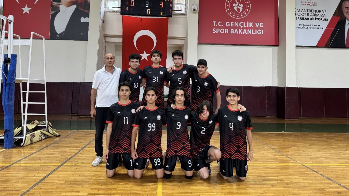 Tarsus Şehit Halil Özdemir Fen Lisesi her alanda adından söz ettirmeye devam ediyor. Gençlik ve Spor Bakanlığı Okul Sporları Voleybol müsabakalarında FİNALDEYİZ!!!